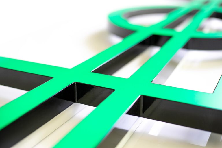 Grün leuchtende 3D Elemente mit schwarzen unbeleuchteten Seiten