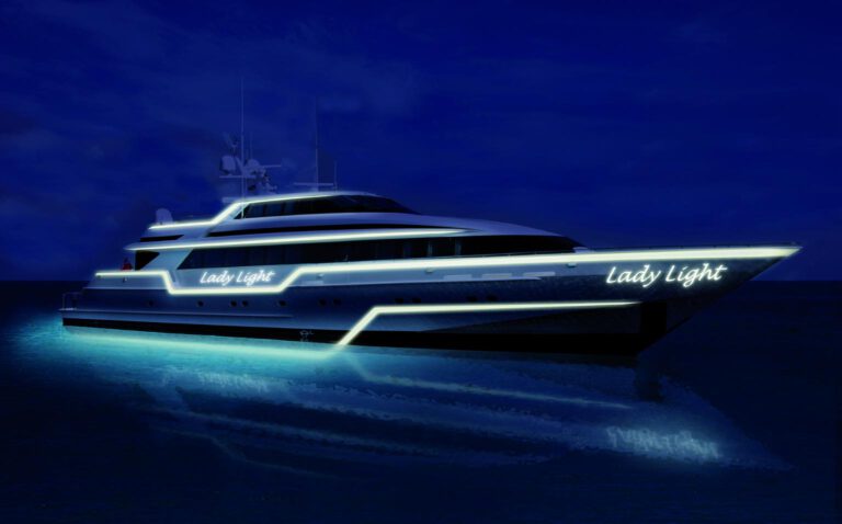 Individuell geformte Lichtelemente beleuchten die Yacht und damit auch das Wasser