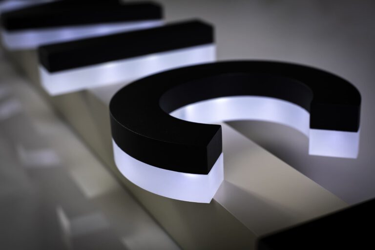 Ein Ausschnitt von einem LED-Logo, bei dem der Buchstabe C im Fokus ist