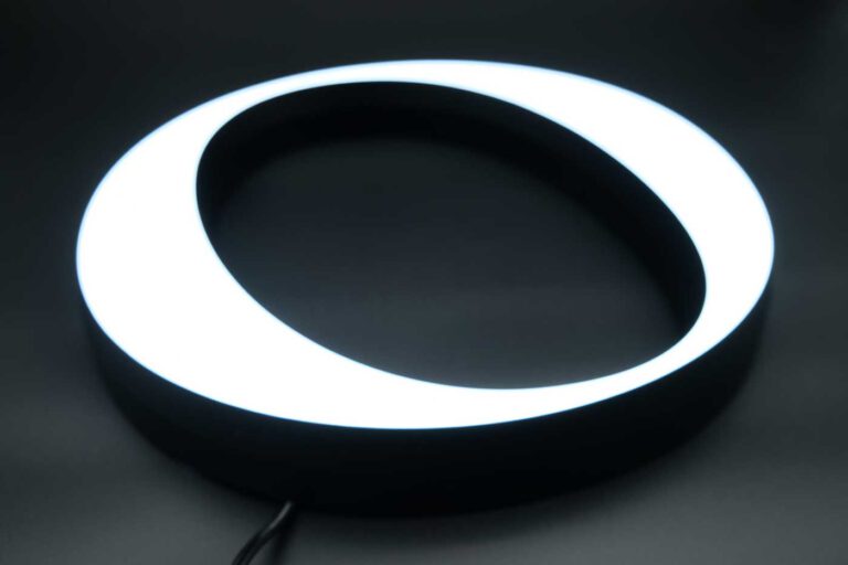 Eine Gesamtaufnahme eines LED-Buchstabens in Form eines "O" von Maxxluxx. Der abgebildete Frontleuchter mit Faze präsentiert sich mit einer strahlend weißen Frontseite und lichtundurchlässigen Seitenkanten. Durch die schlanke Balkenstärke wirkt das "O" besonders elegant. Sein Licht erhellt die unmittelbare Umgebung des Leuchtsystems.