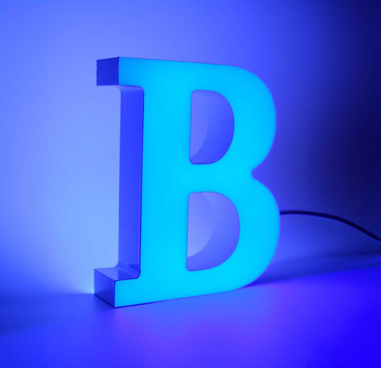 VGS präsentiert einen kombinierter Front- und Rückleuchter in Form den Buchstaben "B". Der LED-Buchstabe hat eine gleichmäßige blaue Beleuchtung in beide Richtungen, sowohl nach vorne als auch nach hinten.