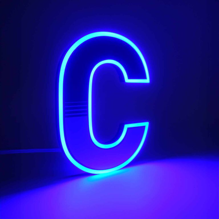 VGS und MaxxLuxx präsentieren einen LED-Konturleuchter in der Form des Buchstaben "C". Die Frontseite des Buchstabens ist mit einer blauen lichtdichten Folie beklebt, welche eine geringeren Outline als der Untergrund hat. Dadurch entsteht eine unbedeckte Kontur, welche das hellblaue Neon-Licht durch scheinen lässt.