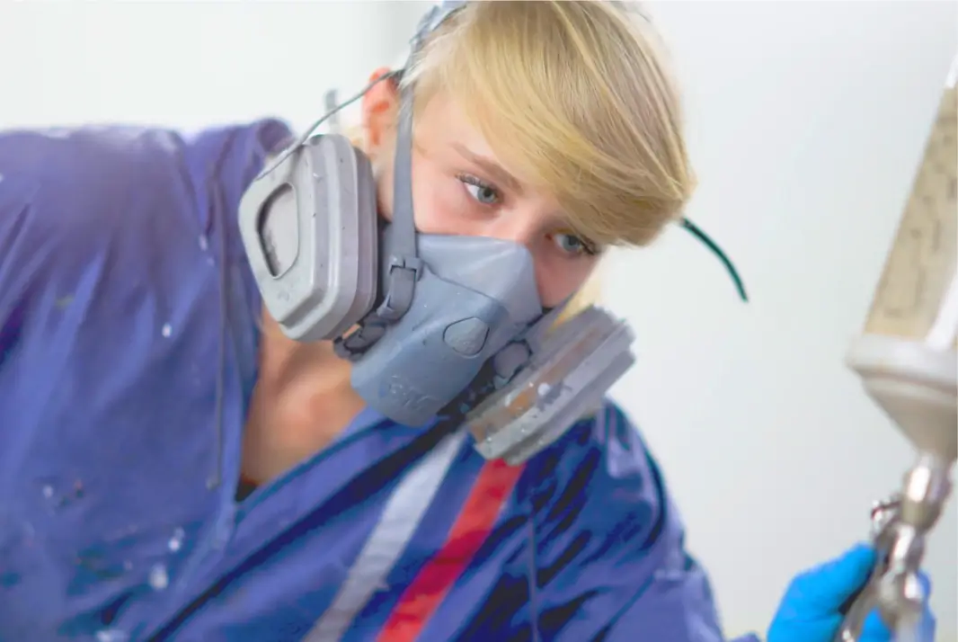 Produktionsschritt 6 - Farbgebung: Bekleben & Lackieren